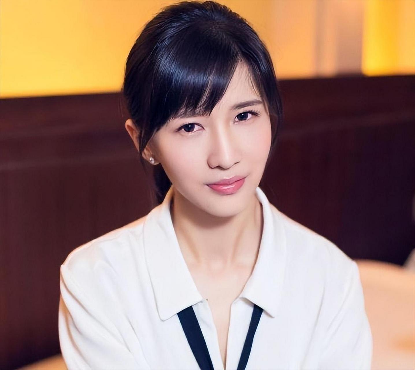 papi酱本命姜逸磊,毕业于中戏导演系的她并没有跟同学们一样选择导演