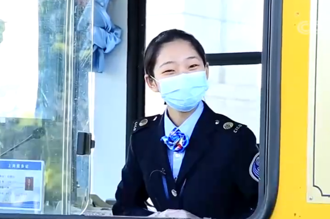 网友说收费员小姐姐是发自内心的笑,果然是