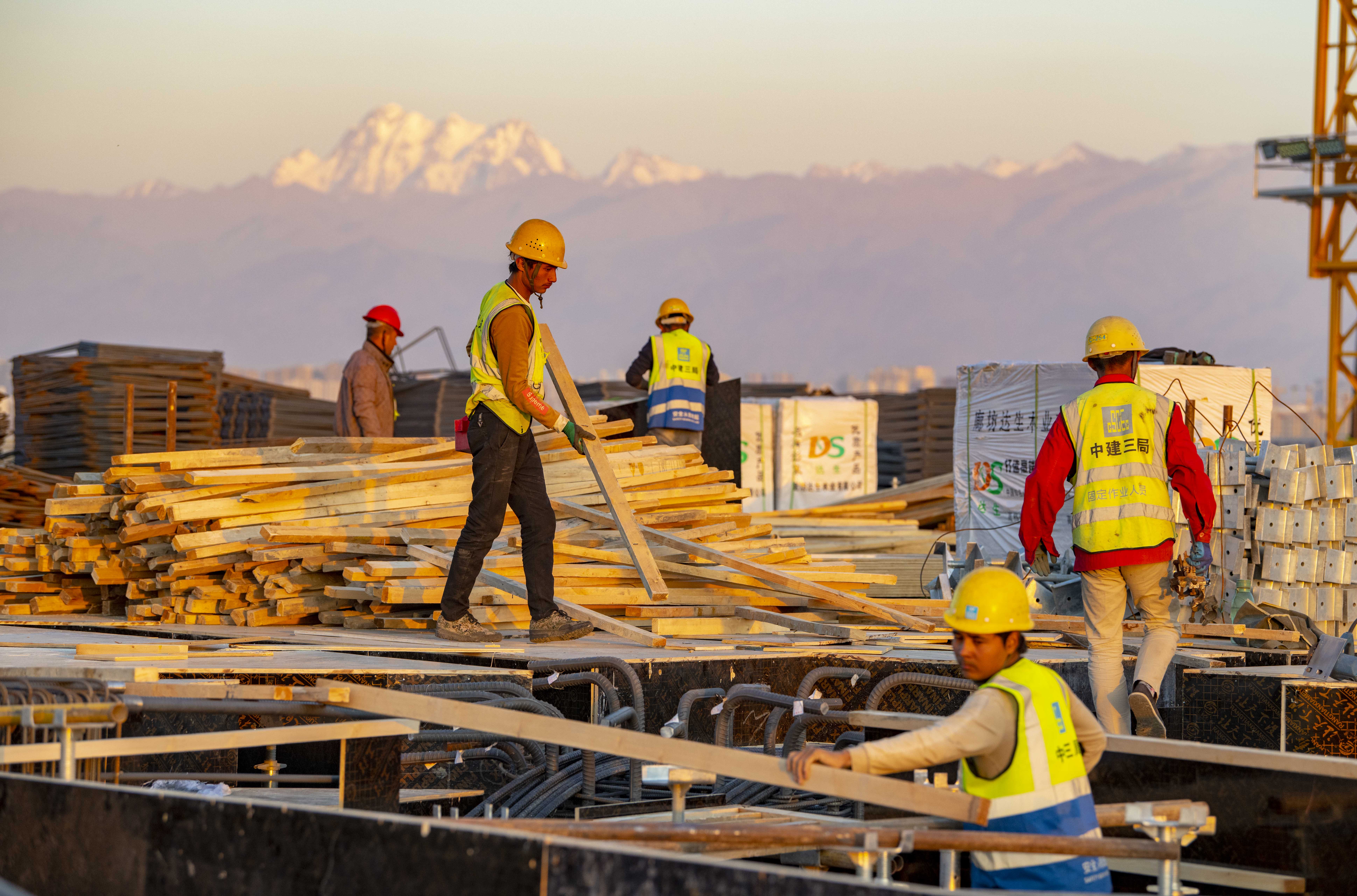助力城市"腾飞"的建设者(2)
