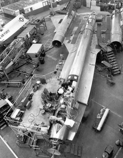 美空军实施"牛车"计划,揭开秘密武器面纱!黑鸟创造不败神话