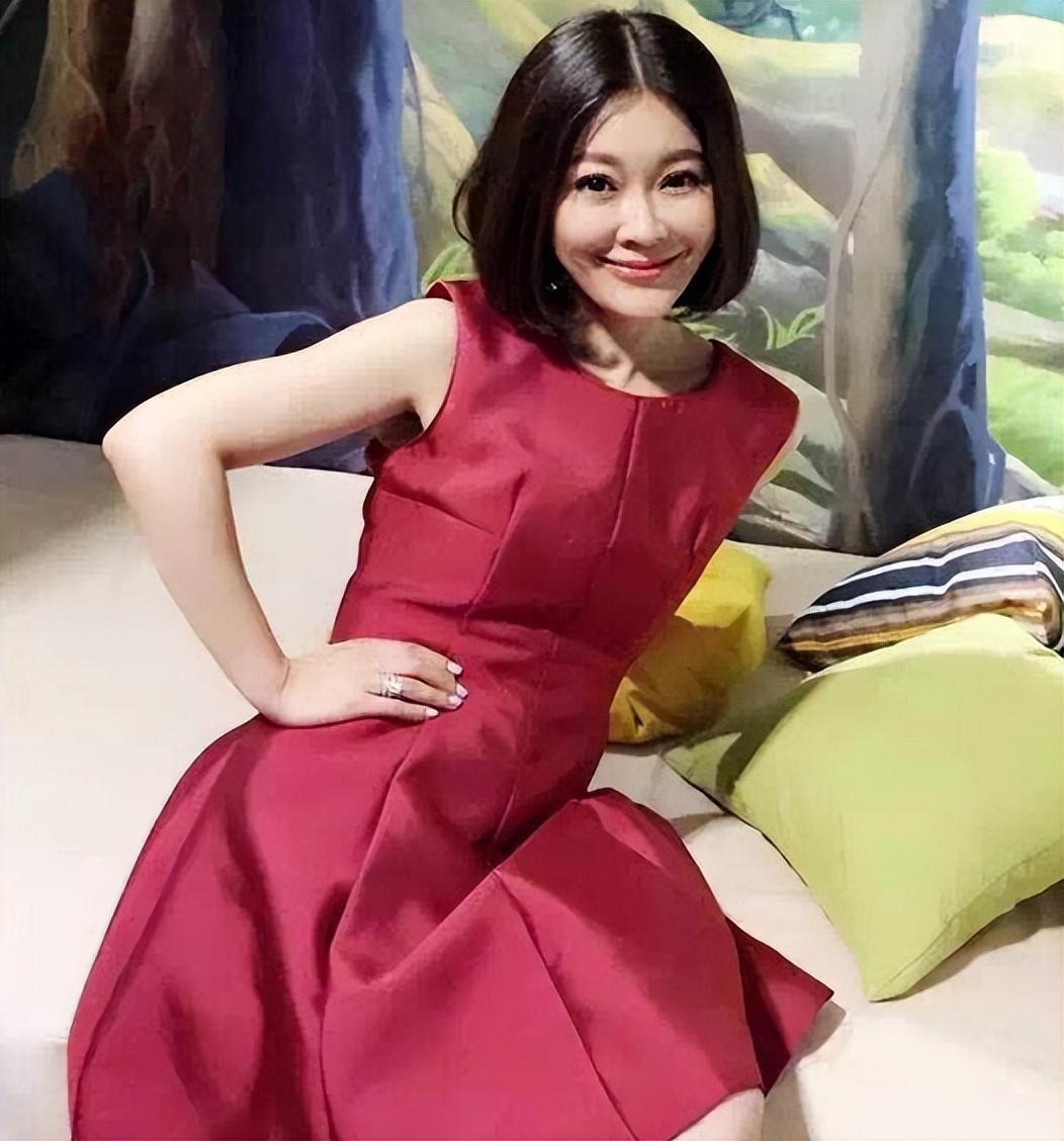 王小骞拎40万爱马仕机场浓妆艳抹扭动腰肢激动称要去戛纳红毯