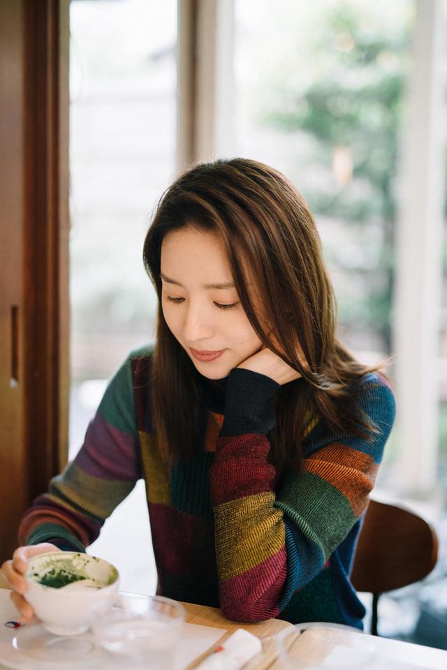 43岁董洁素颜逛街遭热议,身材骨感风韵犹存,热衷下厨很接地气