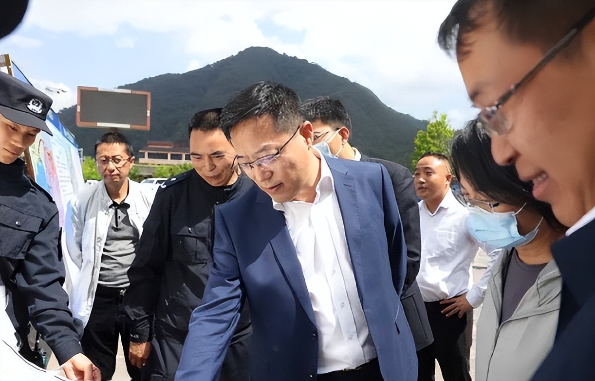 前外交发言人赵立坚履新职,现身云南地区调研,久违笑容令人破防