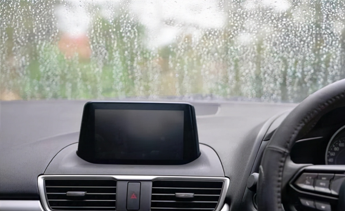 外气温相同即可,比如说打开车窗是空气流通,就消除了车窗玻璃上的雾气