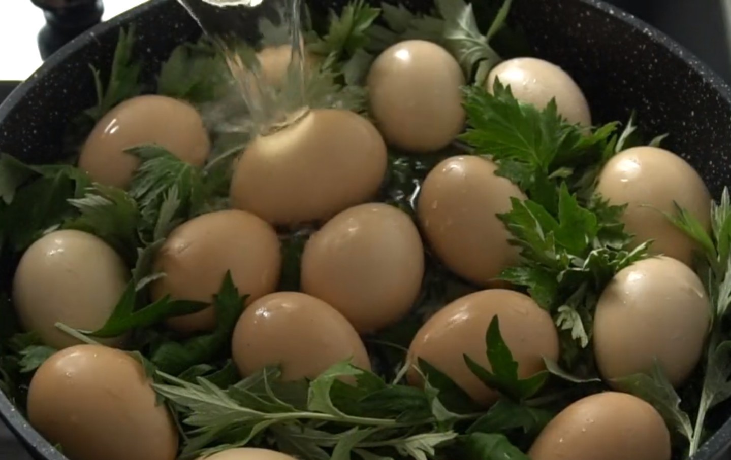 女人每天吃2个艾叶煮鸡蛋,久而久之,或会收获这4个好处