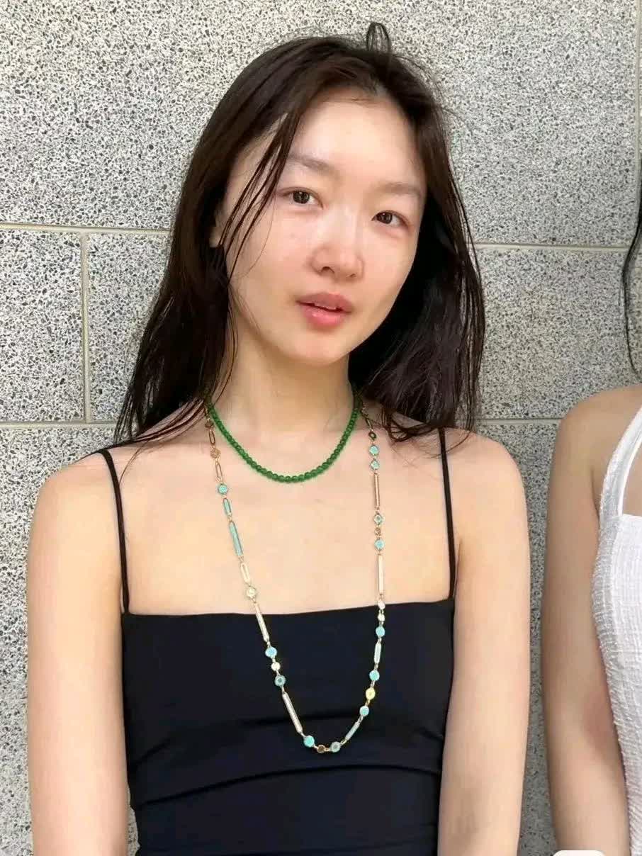 周冬雨素颜出镜,穿搭引爆时尚圈关注