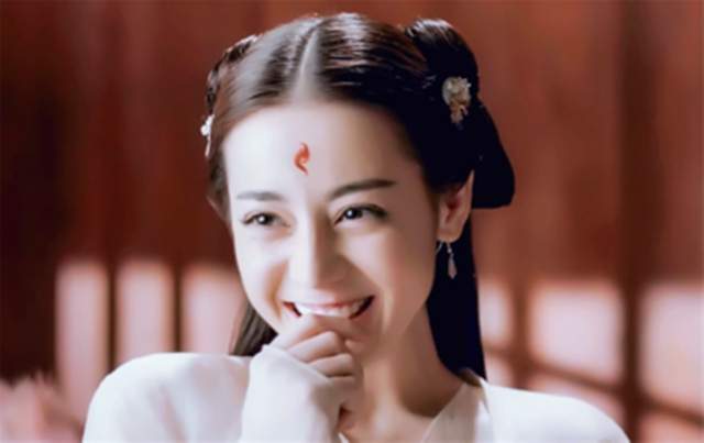 迪丽热巴代言雪碧广告,当镜头拉近她的身材,网友:借钱也要买!