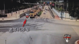 热点|揪心！广西一妈妈倒车时不慎撞死自己的孩子，车尾贴着“实习”标志