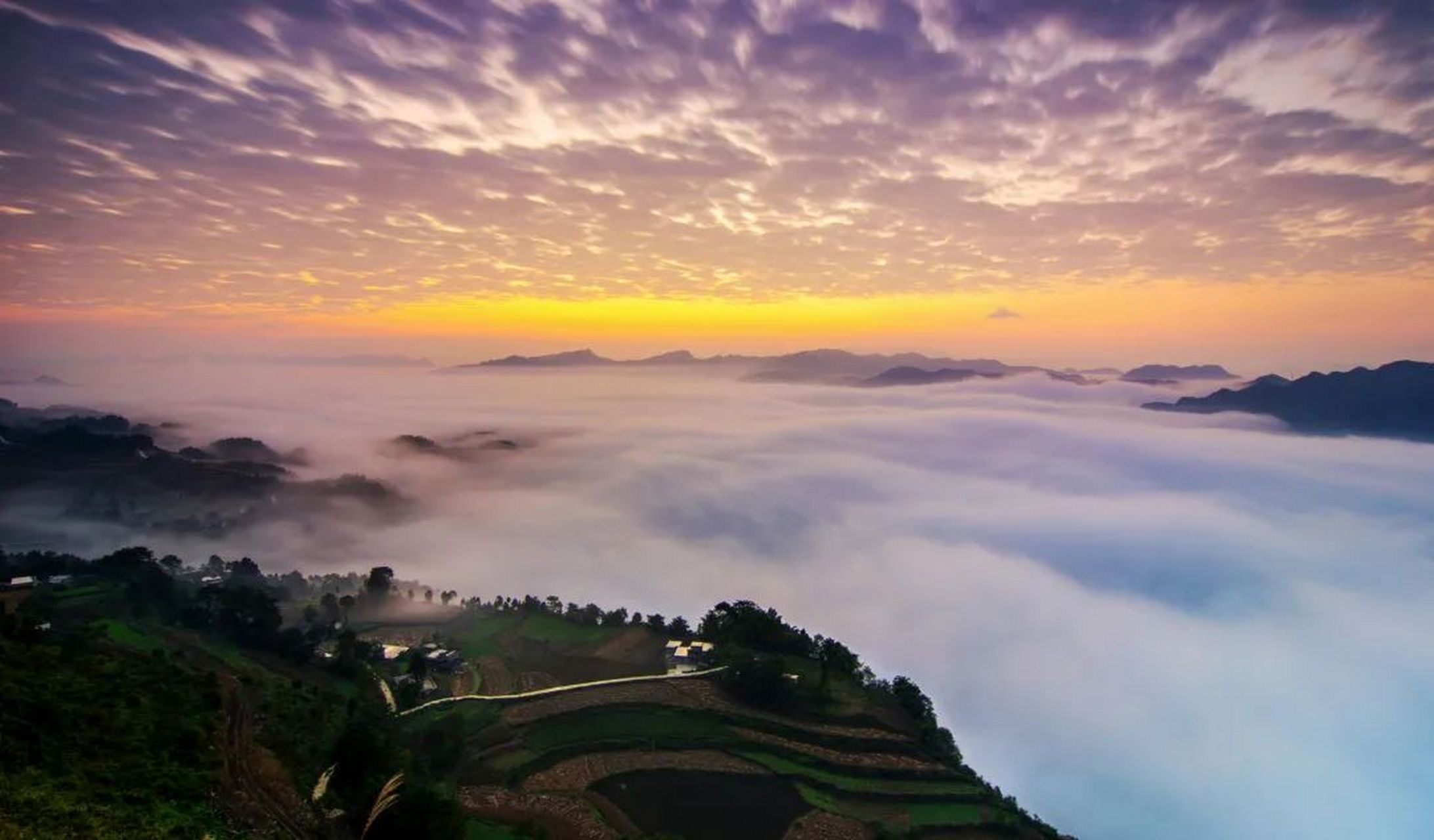 城市大玩家# 正安的山顶美景如画,日出时,视野开阔,整个小城一览无余