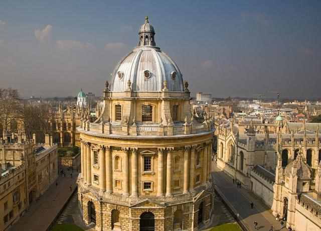 中世纪欧洲大学学院的创建背景是什么?