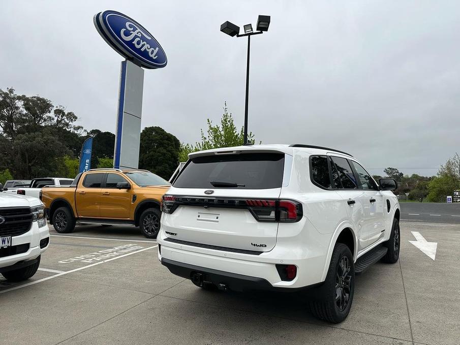 全新福特撼路者海外街拍 比老款更香 车长4914mm