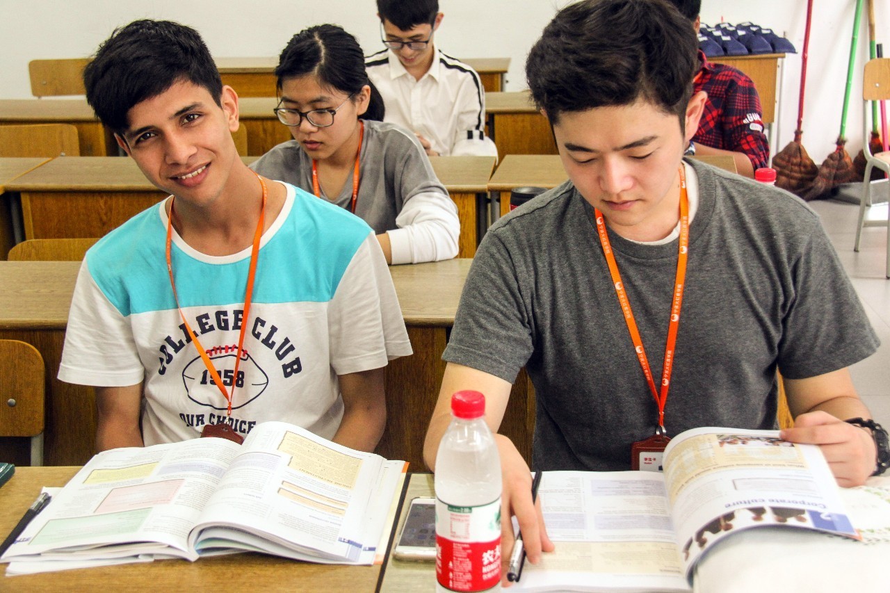 留学生不再是香饽饽了?外企突然大规模裁员,央企招聘规定有变动