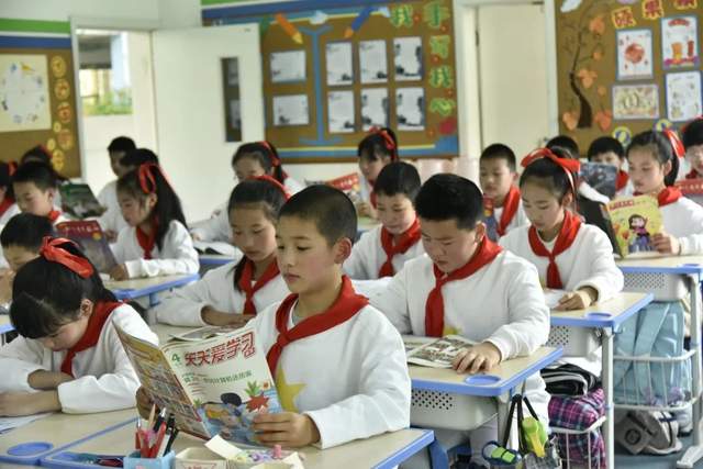 重庆江北港城小学举行沐浴书香,逐梦成长朗诵比赛