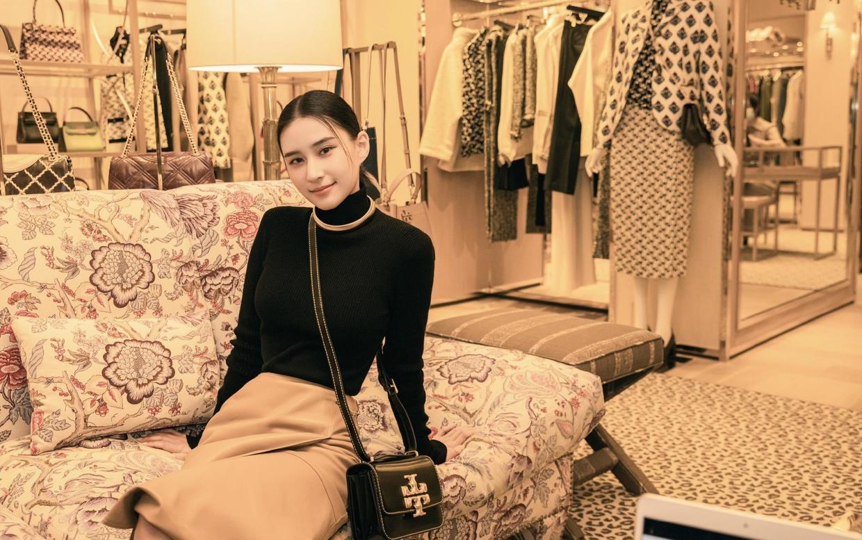 赌王"最美千金"何超莲太美了,穿高领衫配毛呢大衣,名媛范十足