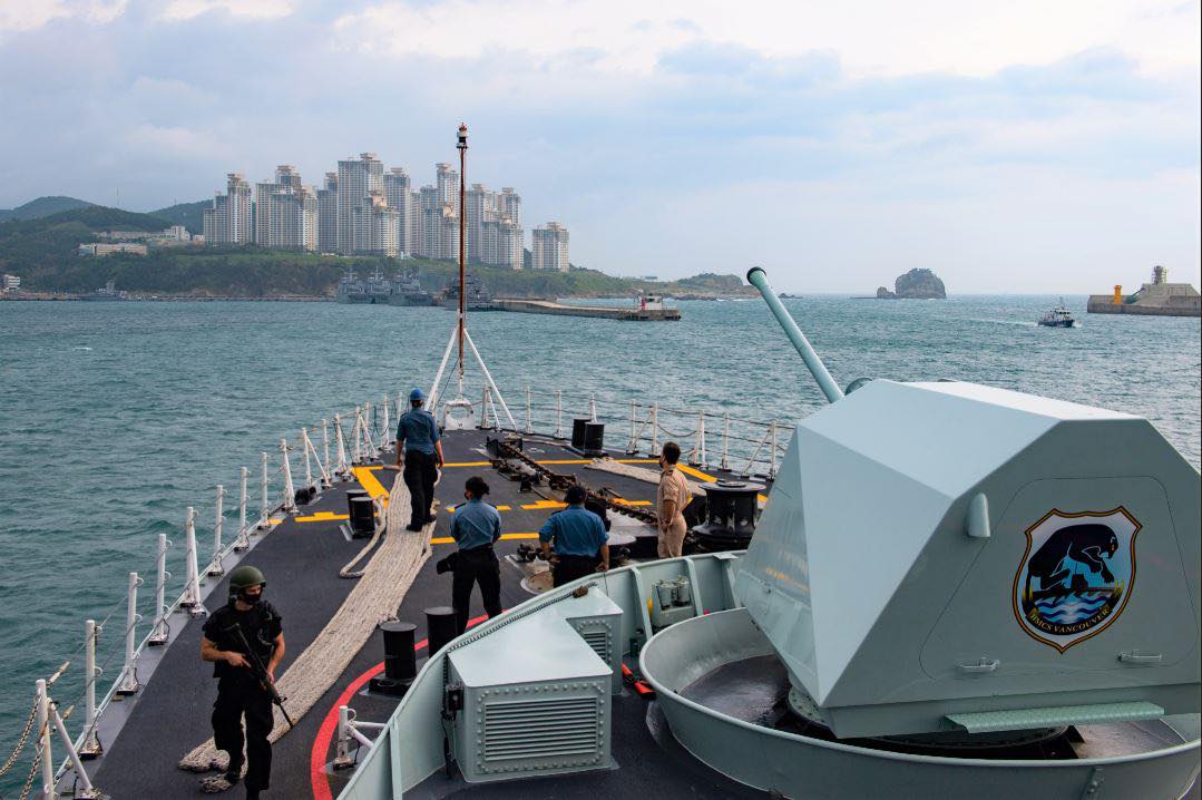 美军核轰刚走,加拿大军舰迫近,要打台岛牌?日媒:计划穿越台海