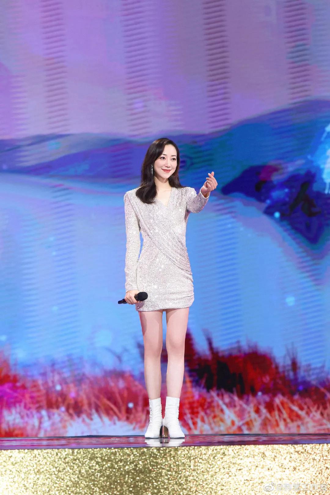 韩雪脚穿奶白色的尖头短靴,露出两条雪白的美腿真优雅,真性感