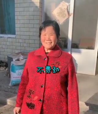 推荐|“五块钱给你仨棒子”东北大爷魔性吆喝 网友：买个玉米快把命搭上了