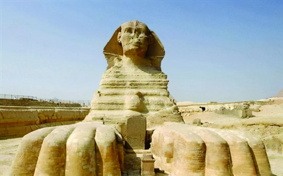 金字塔不能爬,传说是因为"诅咒"?曾有外国游客登顶后发现真相