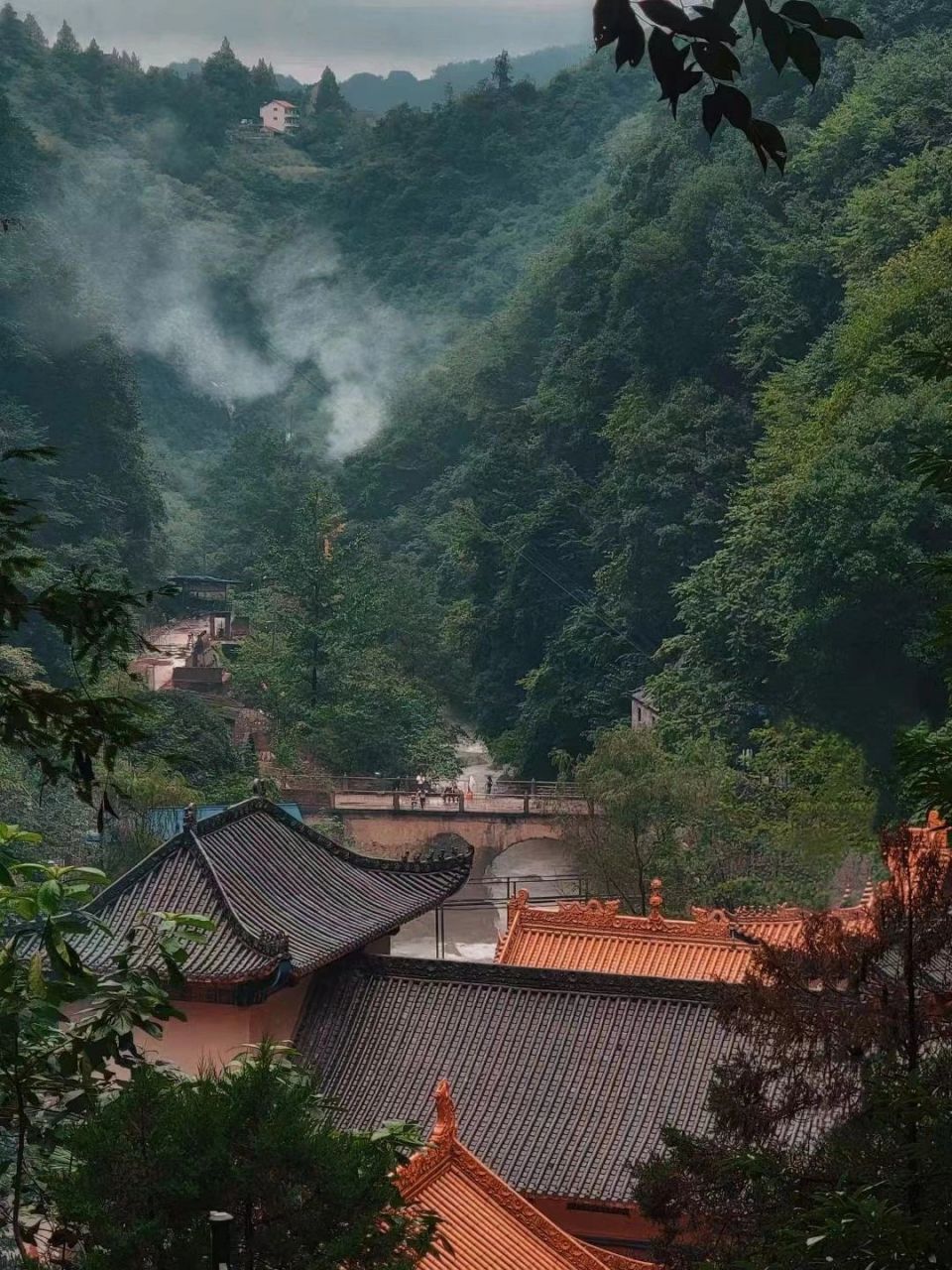 小南海分为两部分,上部分是大佛洞(收费),图片就是庙宇部分,在山坳