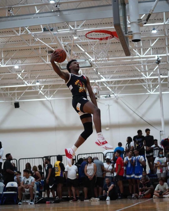 詹皇儿子表演空中胯下换手暴扣,腾空高度惊人!他只有1米88才16岁