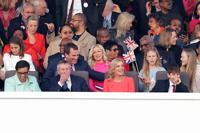 彼得·菲利普斯和凯特王妃带着笑看威廉打马球,现场热闹非凡!