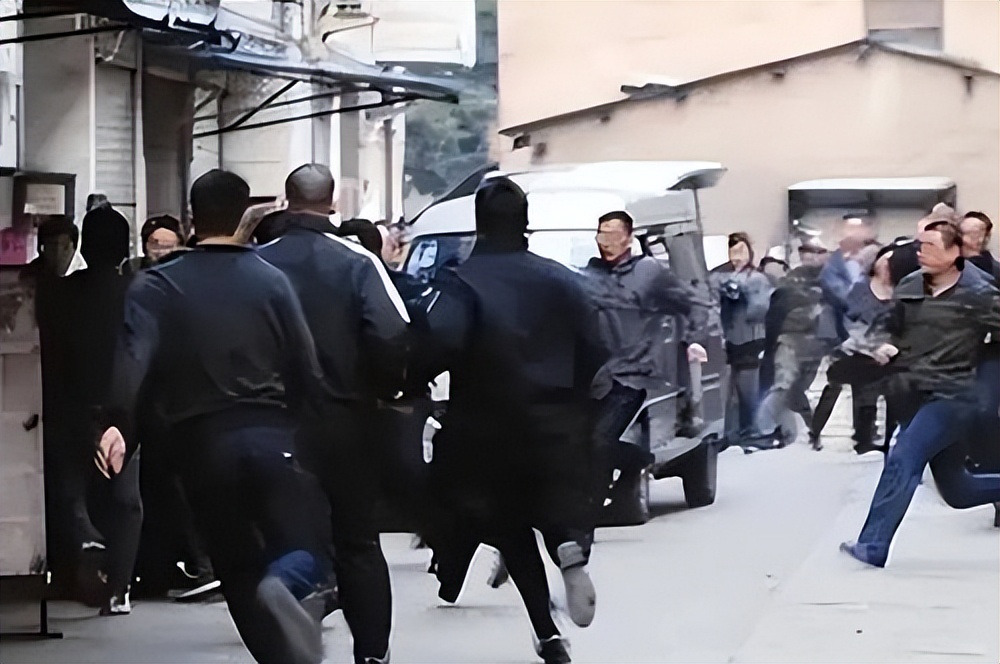 10年杨天庆走下法庭,含泪与妻子见面后被押法场,枪决前神色镇静