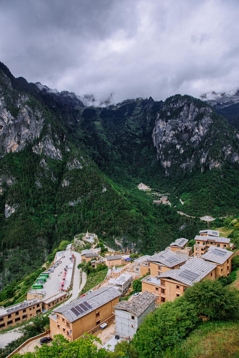 这里有金字塔般的格宗雪山,有雄奇的香格里拉大峡谷,有宁静的巴拉古村