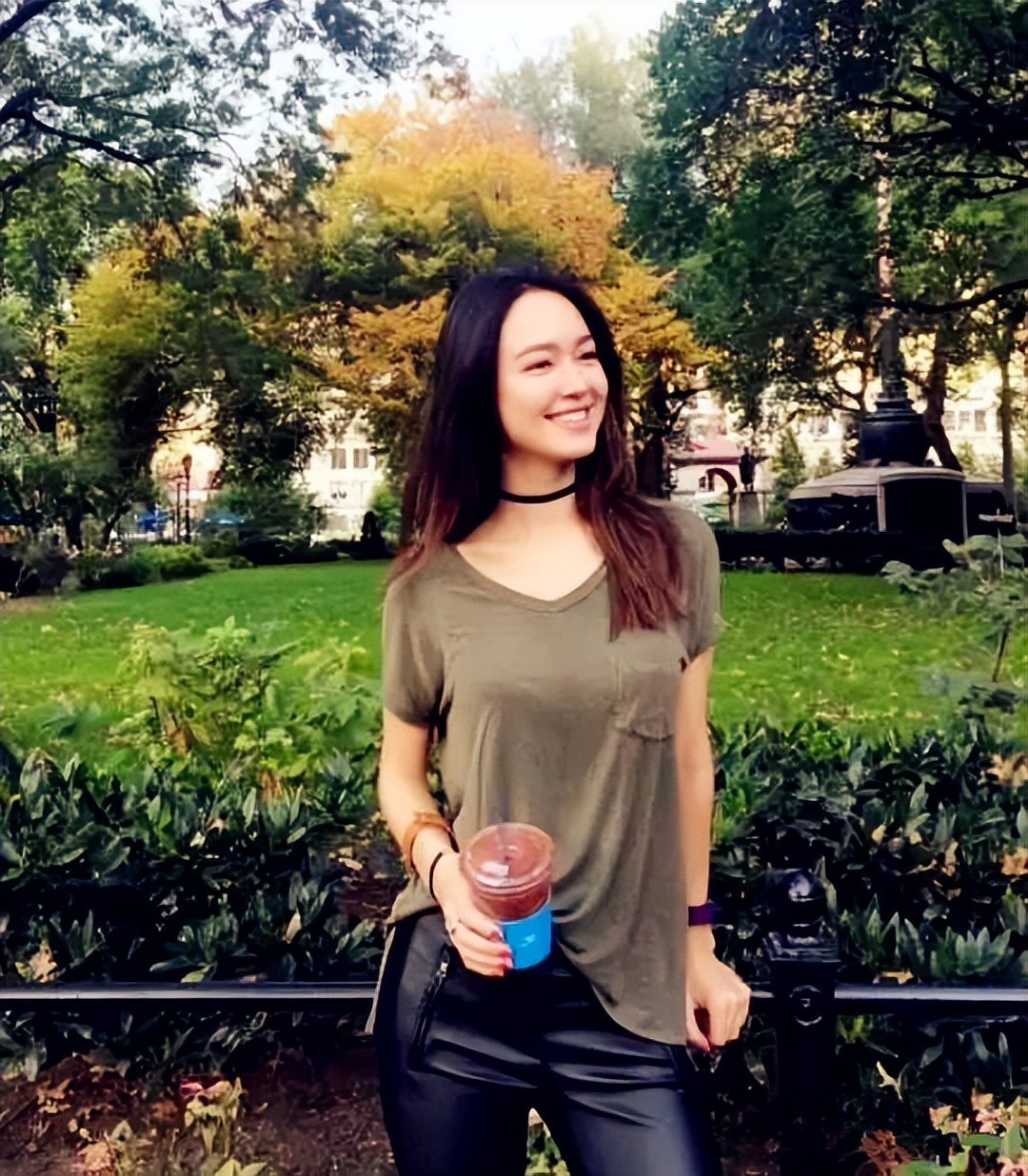 新加坡"宝藏"女孩,人美心甜酷爱健身,素色为主演绎极简海岸风