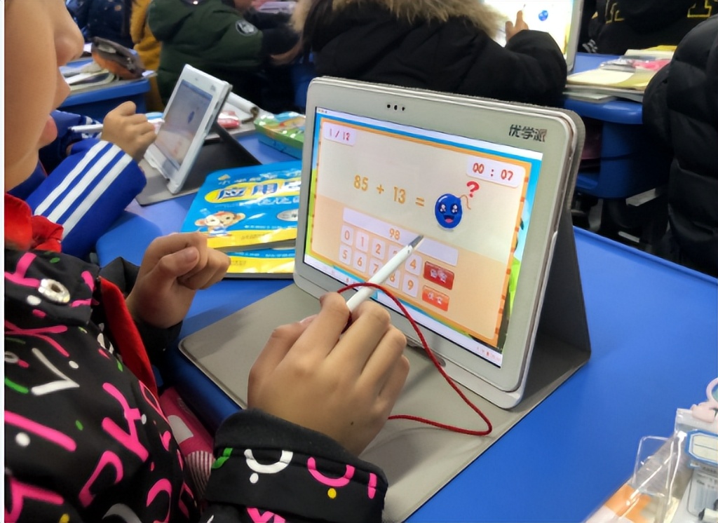 电子书包这么畅销,在中学教学中被普及,科技浪潮中它有什么优势