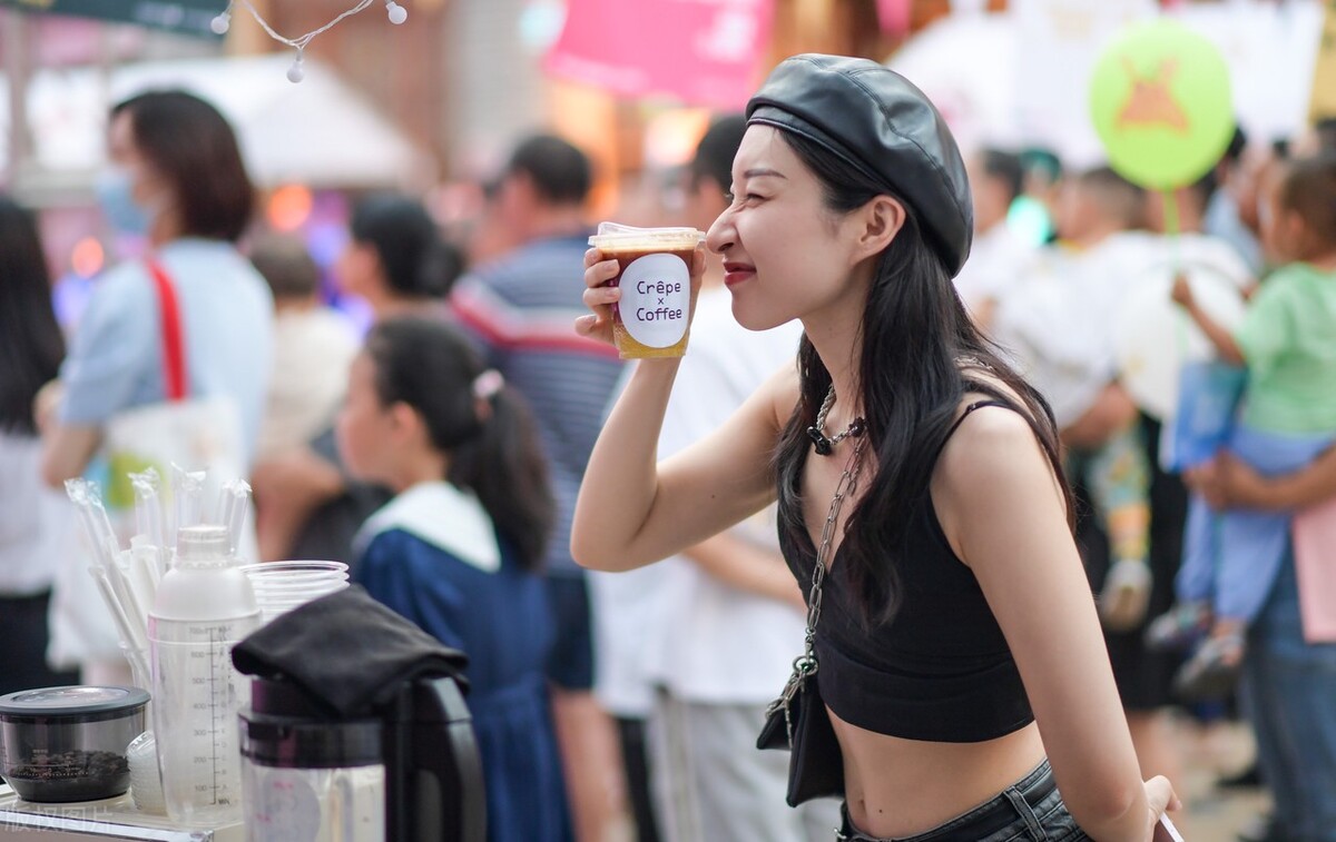 广州美女开奶茶店,利用"奶茶不要钱"一月收款20万,套路太牛