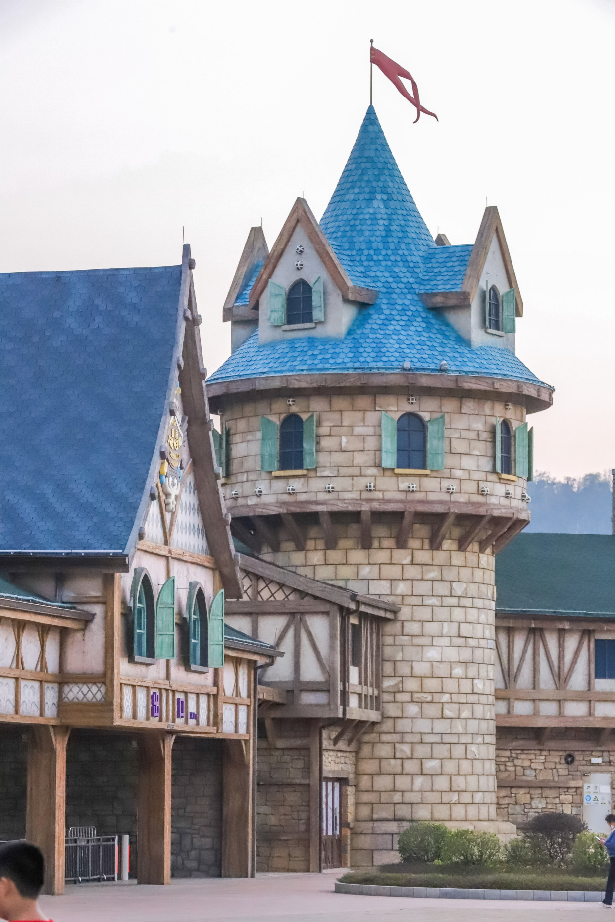 清远山区发现一座城堡,外墙颜色五彩斑斓,像安徒生童话一样