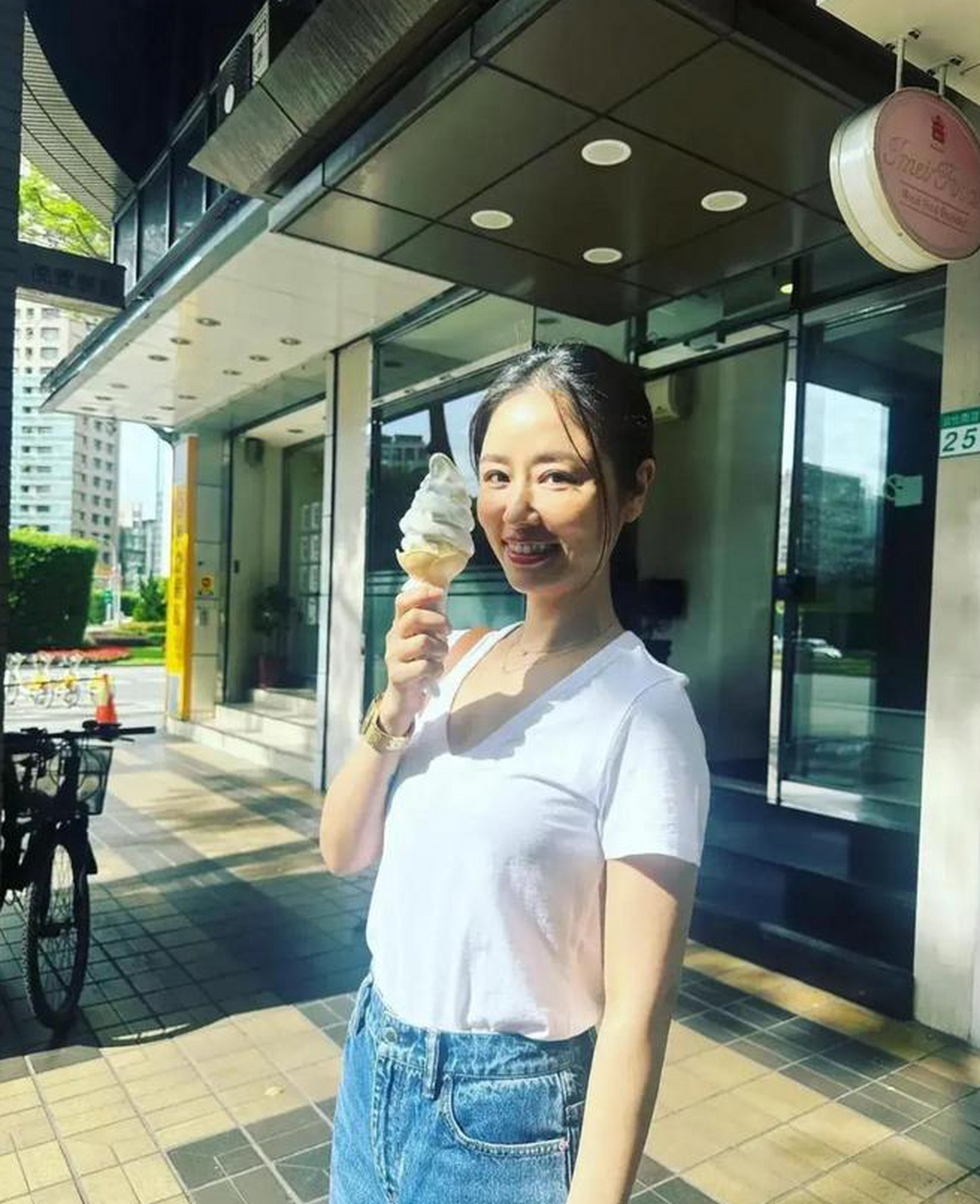 近日,女星林心如通过动态与网友共享了两张照片.