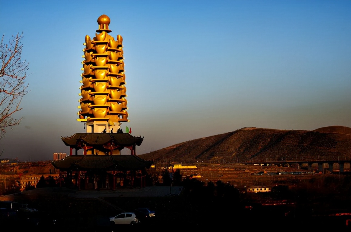 河北一景区内有座奇特的建筑,外表酷似金元宝,却被游客吐槽太土