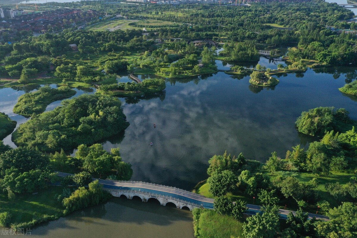 民生:四川眉山市打造生态湿地公园,为市民提供休闲游憩空间