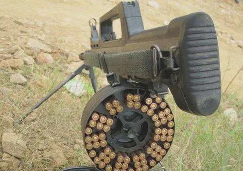 95式5.8mm班用机枪,现采用30发弹匣供弹,成了重枪管型自动步枪