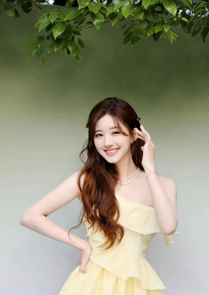 赵露思淡黄色长裙,公主头被赞奶黄包,皮肤白皙晶莹剔透像18岁