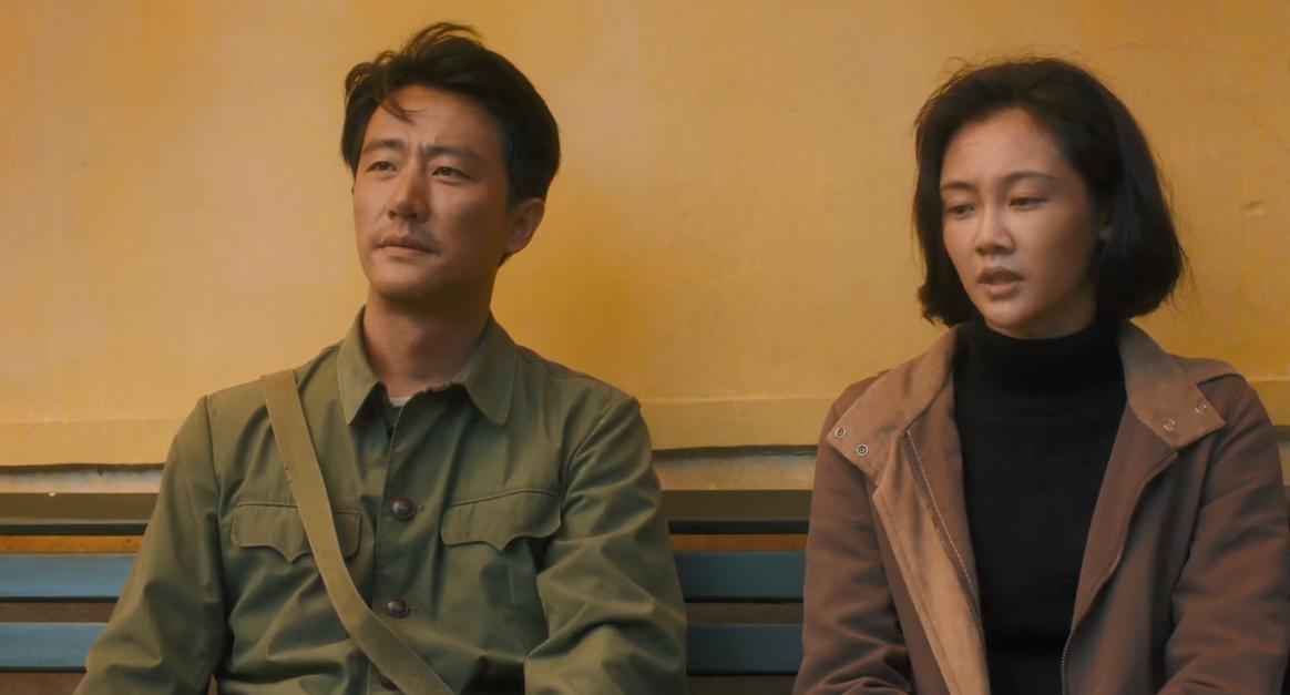 《芳华》刘峰和何小曼,相依却不会结合,他们都是被抛弃的受害者