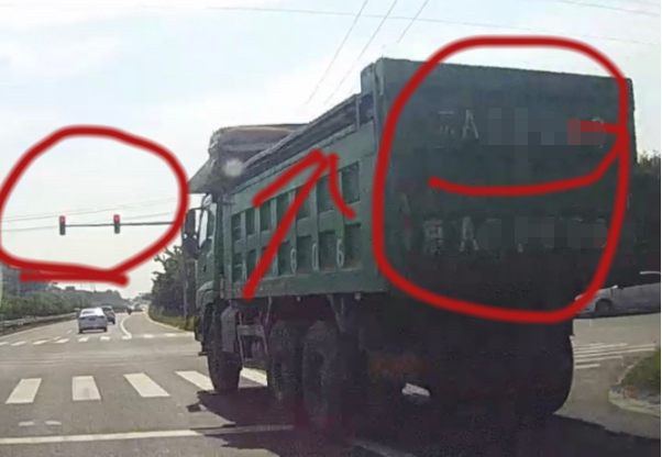 |触目惊心！这么开车……司机是出来吓人的吗？别把生命当儿戏