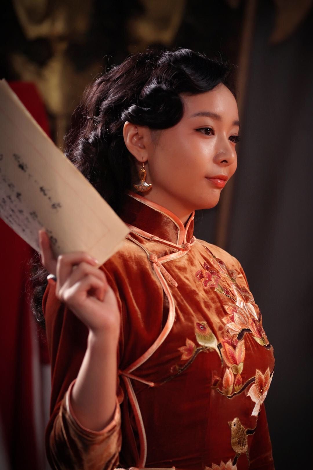 被穿旗袍的高叶惊艳了!配复古卷发秀玲珑身段,仍是不好惹的样子