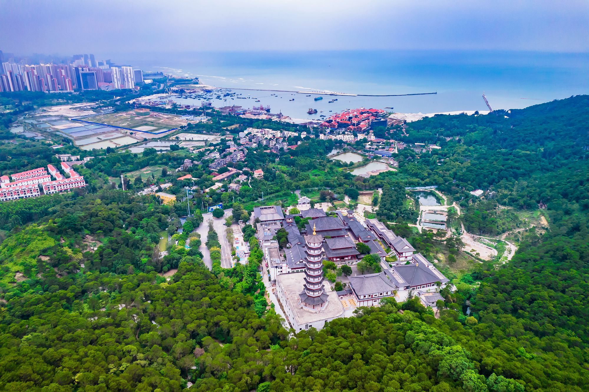 北海有一座普度寺,环境清幽,是冠头岭国家森林公园下的祈福圣地