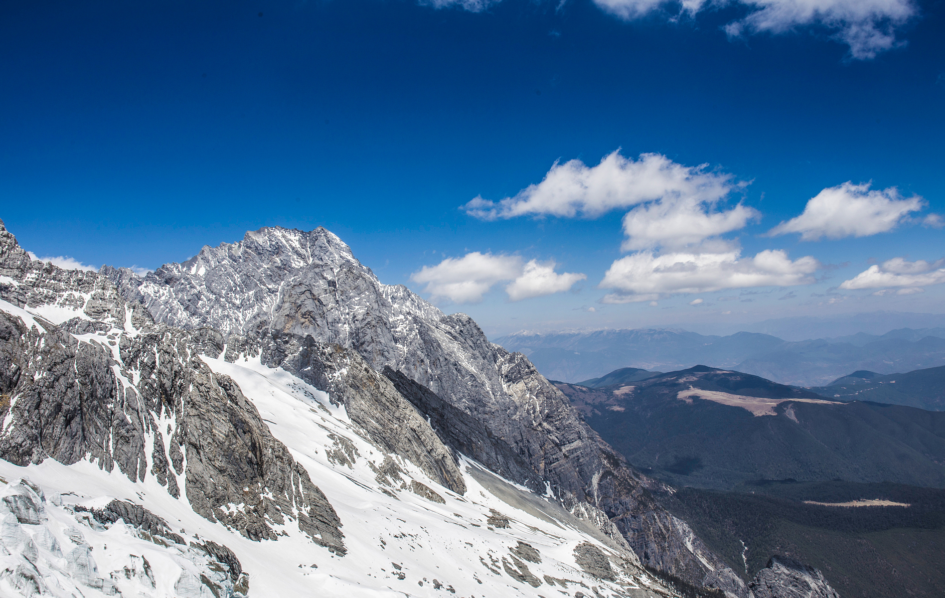 云南这座山脉,终年积雪,藏有无尽风光,被誉为南滇顶峰