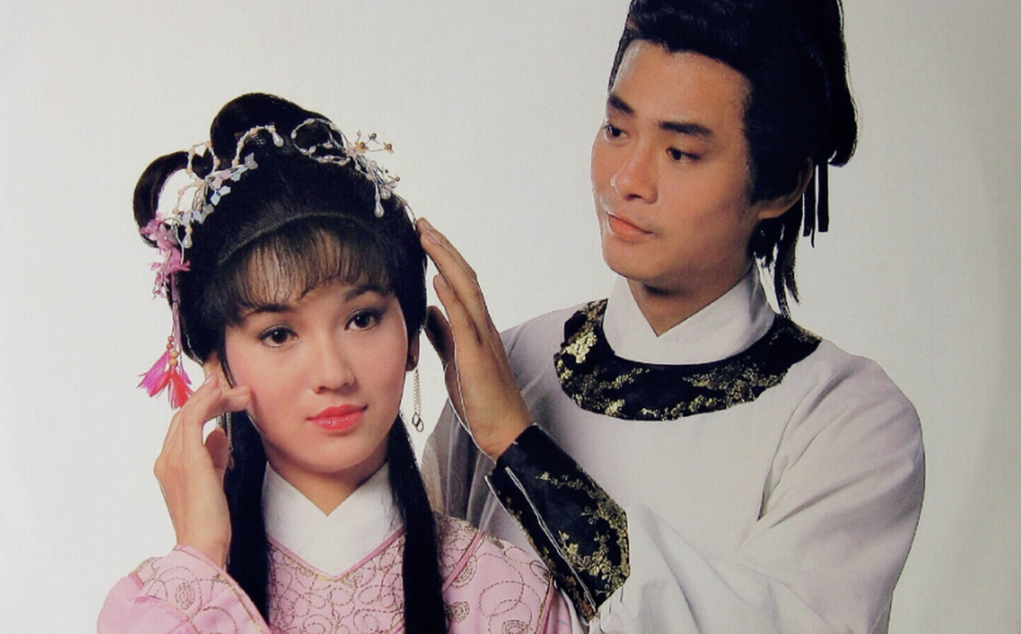 主持人问赵雅芝:"当年你拍完《上海滩》的时候,有没有对周润发动了