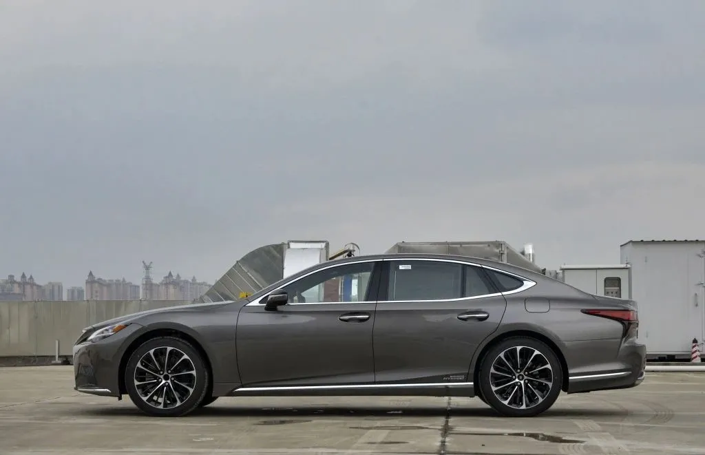 你见过哪些看起来平平无奇,实则撞到了赔不起的豪车?