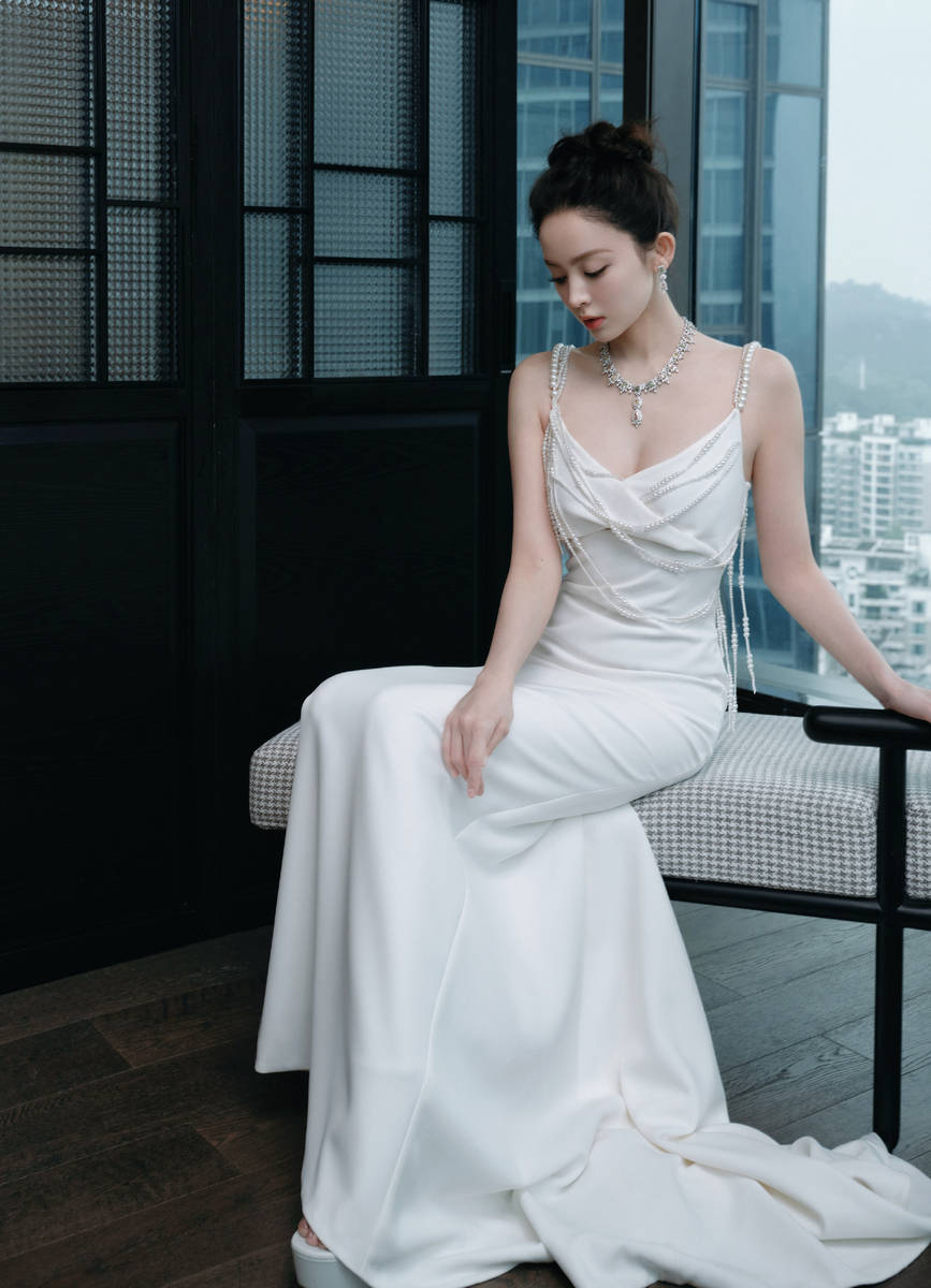 古力娜扎穿珍珠吊带裙露美背,仙品神颜美貌发光
