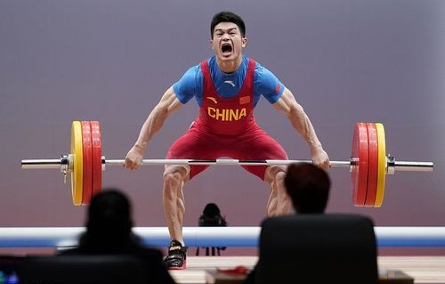 才力:夺60个举重冠军,33岁去世时仅剩300元,今妻女待遇如何?