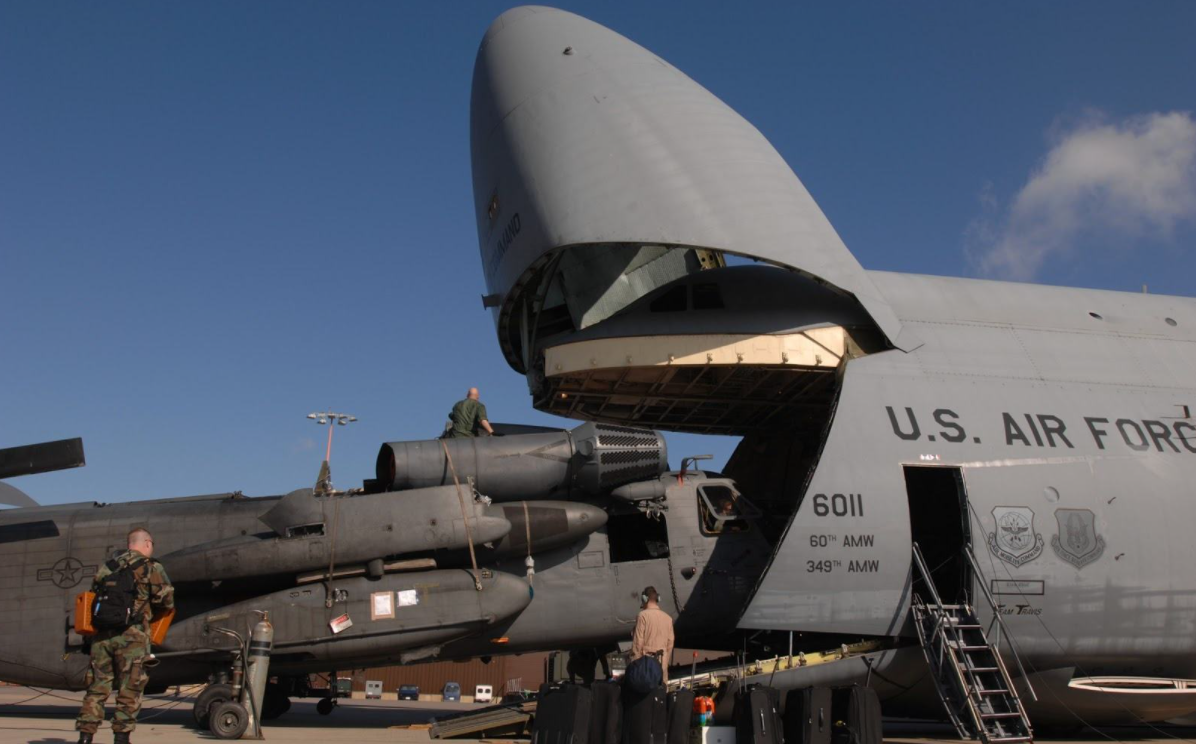 美空军c-5银河运输机,最大起飞重量379吨,能到达全球任何地方