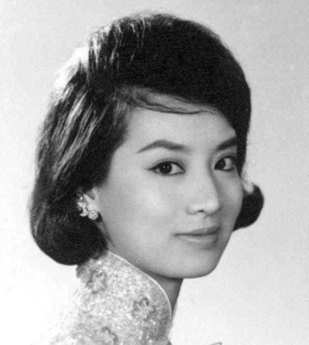 金庸24岁娶18岁杜治芬,2年后就离婚,74岁委屈自曝:她背叛了我