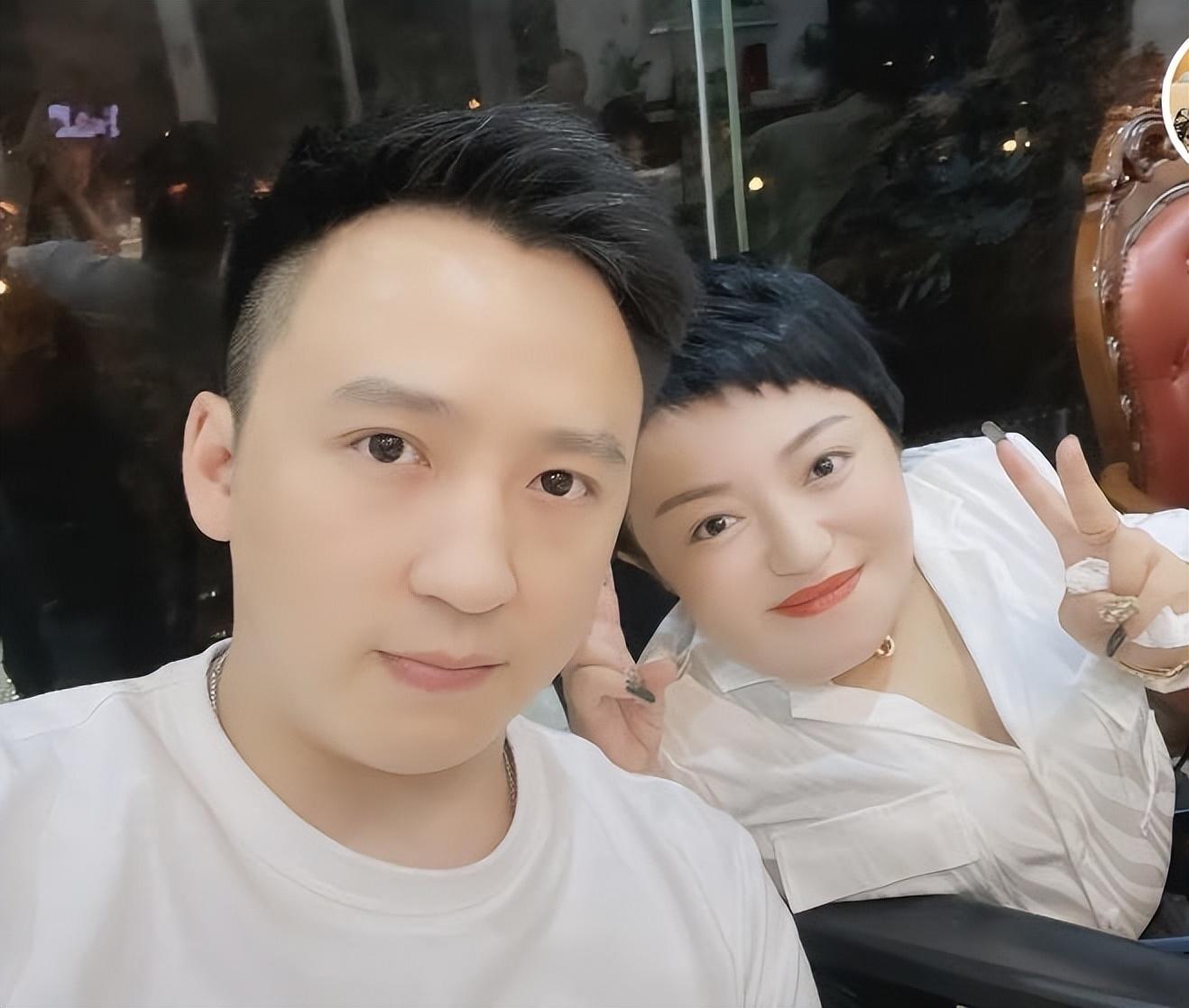 李喜梅和新丈夫根据李喜梅2023年4月1日发布的抖音,她跟现在的老公