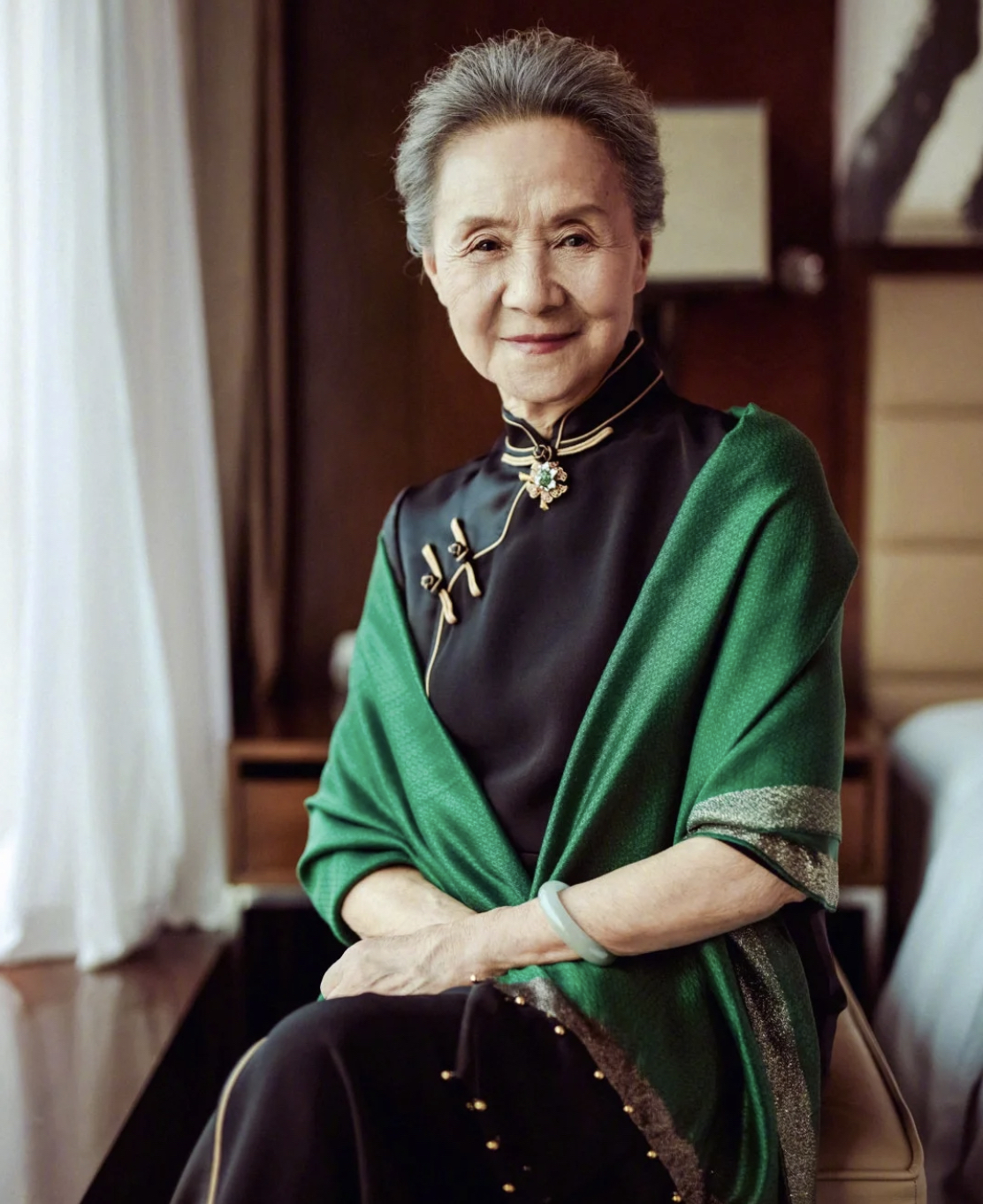 被84岁吴彦姝惊艳了!穿旗袍配披肩好优雅,第一次觉得皱纹这么美