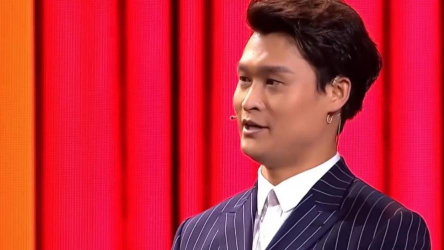 脱口秀节目《喜剧的理解》中,选手小沈龙在舞台上对张鹤伦进行了令人